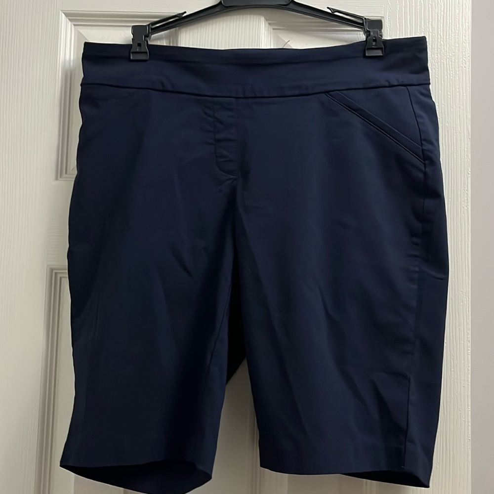 🛍️ Dana Buchman | Pull on Bermuda shorts- size Medium